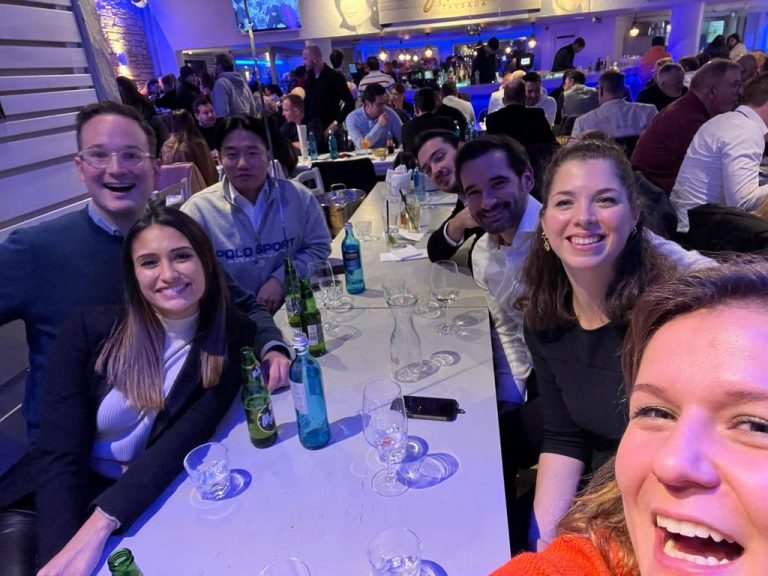 Gruppenselfie des Plus-Ultra-Teams bei einer Abendveranstaltung