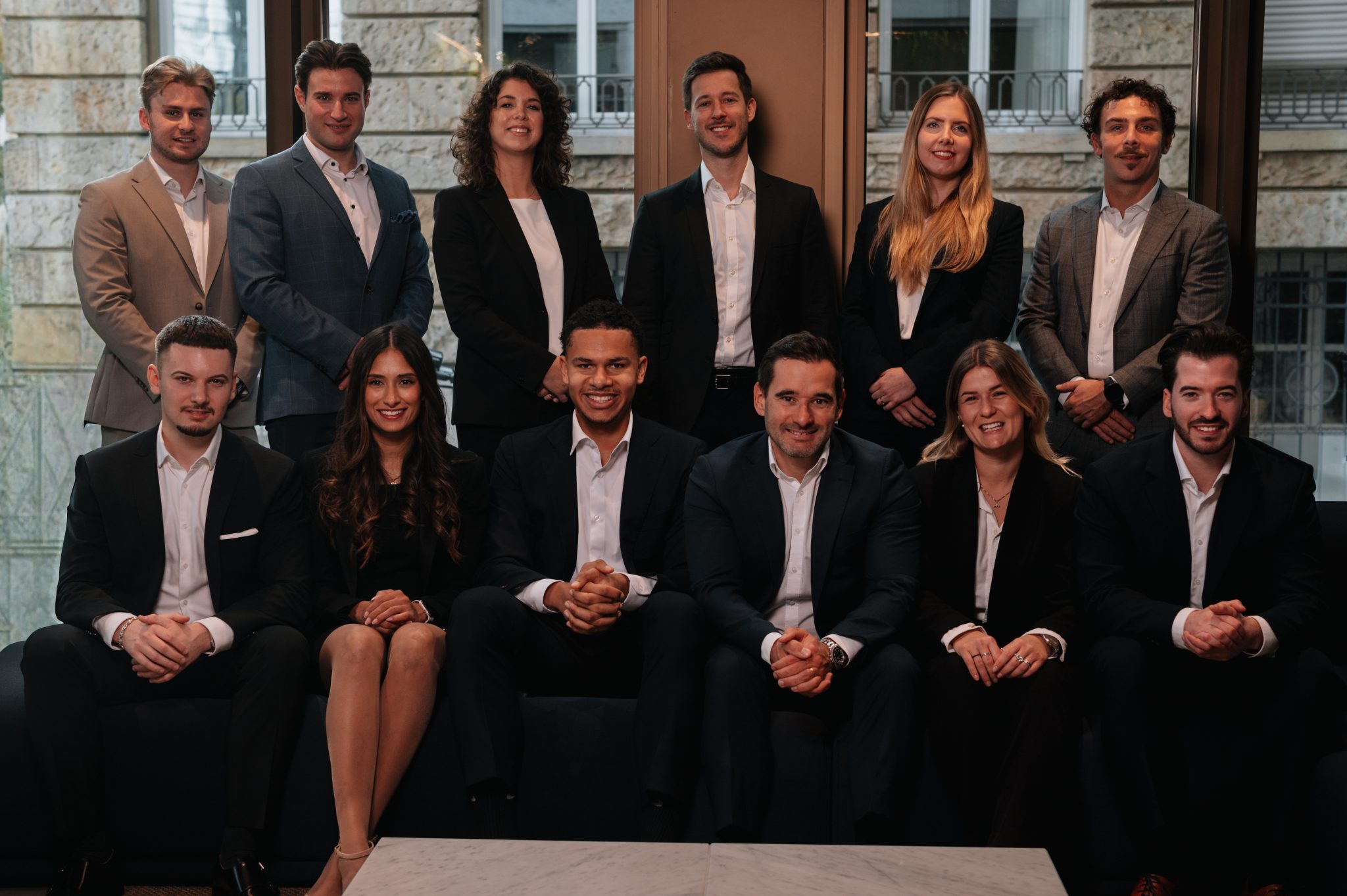 Das Team von Plus Ultra Consulting im Büro in Frankfurt